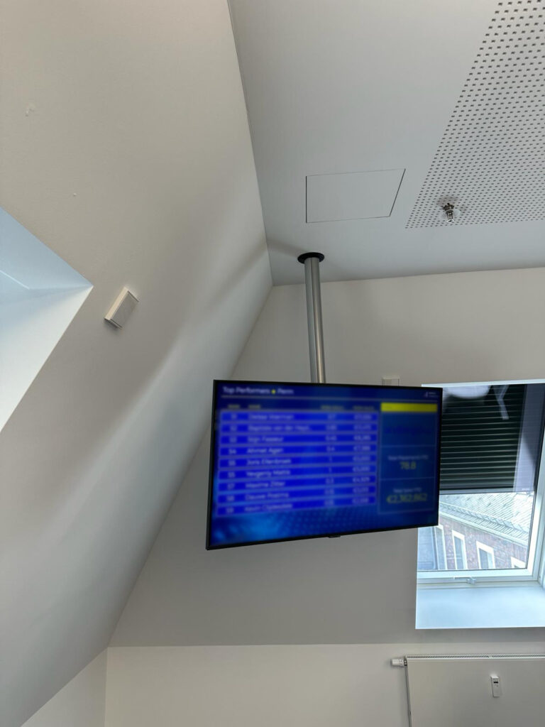 Professionele AV-installatie met informatiescherm binnen internationaal IT-project voor Vibe Group