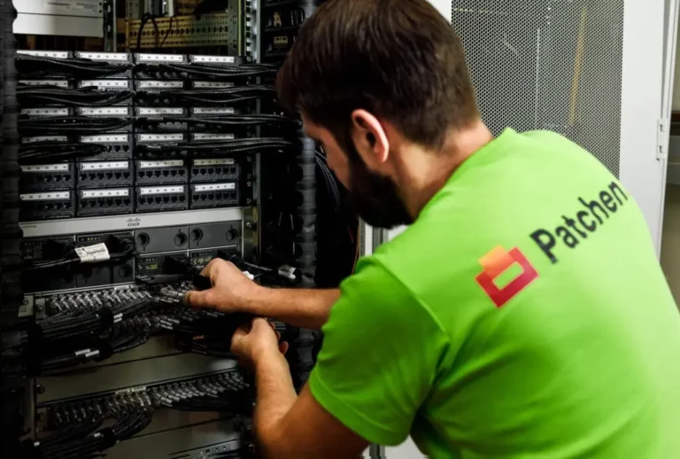 IT-specialist patcht netwerkkast met patchpanelen voor professionele LAN-installatie in Nederland
